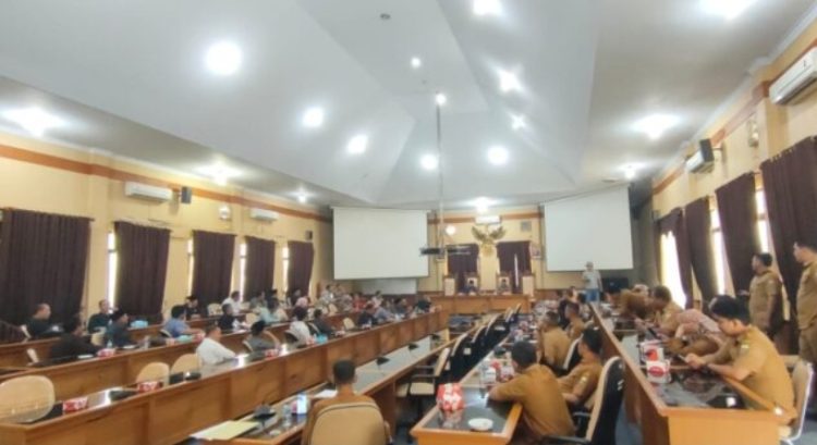 Ketua DPRD Muaro Jambi Berkumpul Bersama Para Pegawai di Sekretariat Dewan