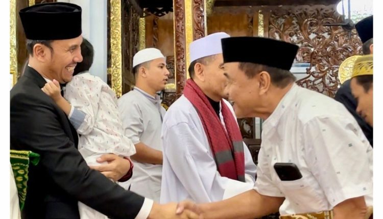 Bersama Istri dan Anak, Edi Purwanto Shalat Idul Adha di Masjid Al Falah Jambi