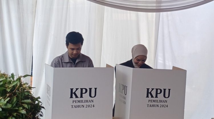 Diza Bersam Istri Nyoblos di TPS 04 dan Ajak Masyarakat Jaga Pemilu Damai