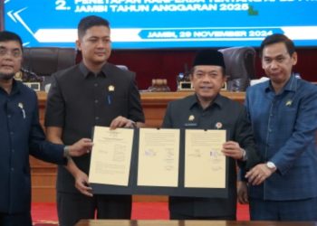 Ketua DPRD Jambi Pimpinan Rapat Paripurna Pengesahan APBD 2025