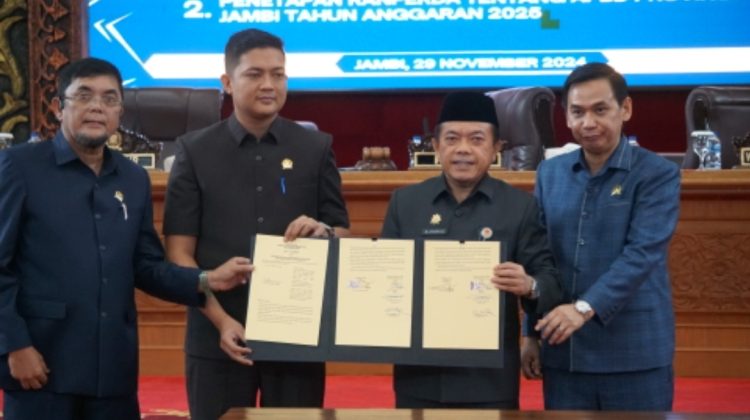 Ketua DPRD Jambi Pimpinan Rapat Paripurna Pengesahan APBD 2025