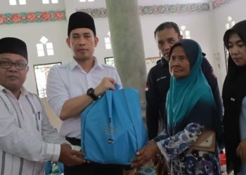 Kunker dan Safari Jumat di Desa Teluk Kulbi, Pjs Bupati Tanjabbar Salurkan Bantuan