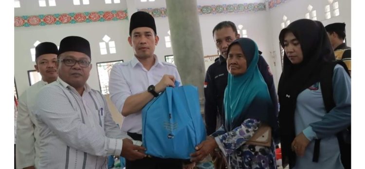 Kunker dan Safari Jumat di Desa Teluk Kulbi, Pjs Bupati Tanjabbar Salurkan Bantuan