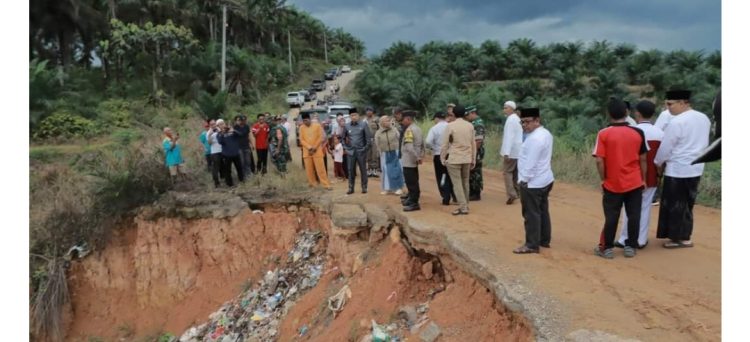 Pjs Bupati Tanjabbar Tinjau Jalan Rusak di Dua Desa