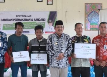 Bupati Tanjab Barat Berikan Solusi Nyata: Bantuan Sosial dan Bedah Rumah untuk Warga Bram Itam