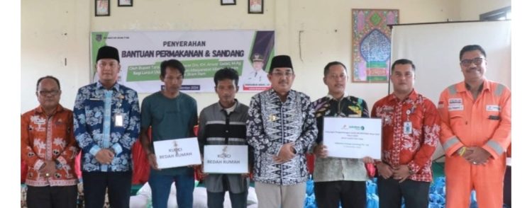 Bupati Tanjab Barat Berikan Solusi Nyata: Bantuan Sosial dan Bedah Rumah untuk Warga Bram Itam