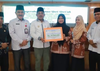 Bupati Tanjab Barat Serahkan Bonus kepada Peserta MTQ Berprestasi