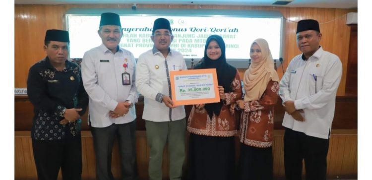 Bupati Tanjab Barat Serahkan Bonus kepada Peserta MTQ Berprestasi