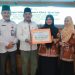 Bupati Tanjab Barat Serahkan Bonus kepada Peserta MTQ Berprestasi
