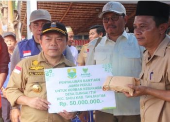 Gubernur Al Haris Serahkan Bantuan untuk Korban Kebakaran di Desa Sungai Itik