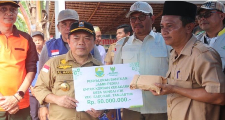 Gubernur Al Haris Serahkan Bantuan untuk Korban Kebakaran di Desa Sungai Itik
