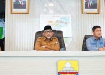 Sekda Sudirman bersama Ketua DPRD Provinsi Jambi M Hafiz saat ikut zoom meeting