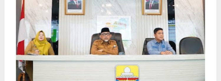 Sekda Sudirman bersama Ketua DPRD Provinsi Jambi M Hafiz saat ikut zoom meeting