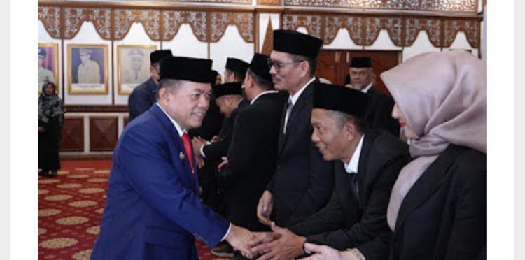 Lantik Puluhan Kepsek dan Pejabat Fungsional, Gubernur Al Haris Tekankan Pengembangan SDM Prioritas Asta Cita