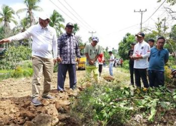 Bupati Tanjung Barat Janji Akan Aspal Jalan di Desa Parit 14 Pudin Usai Penimbunan