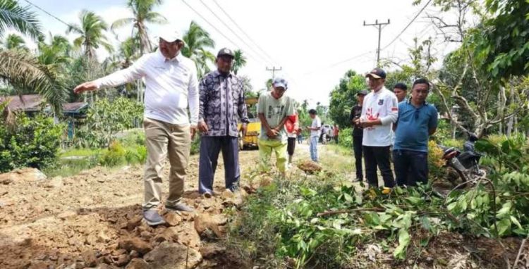 Bupati Tanjung Barat Janji Akan Aspal Jalan di Desa Parit 14 Pudin Usai Penimbunan