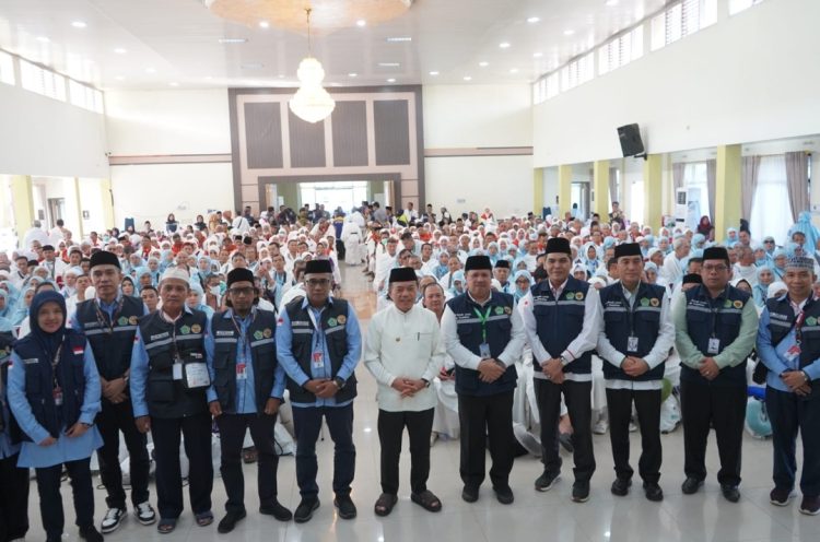 Lepas Kloter Terakhir, Pesan Gubernur Al Haris ke Petugas Haji: Laksanakan Tugas dengan Baik, Layani dan Kawal Jemaah dengan Benar