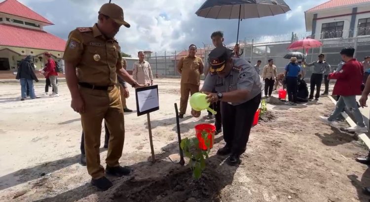 Lapas Palangka Raya dan BPDASHL Kahayan Tanam Pohon Bersama Peringati Hari Lingkungan Hidup