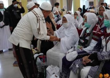 Sambut Kepulangan 428 Jamaah Haji, Gubernur Al Haris: Mohon Maaf Jika Pelayanan Masih Kurang