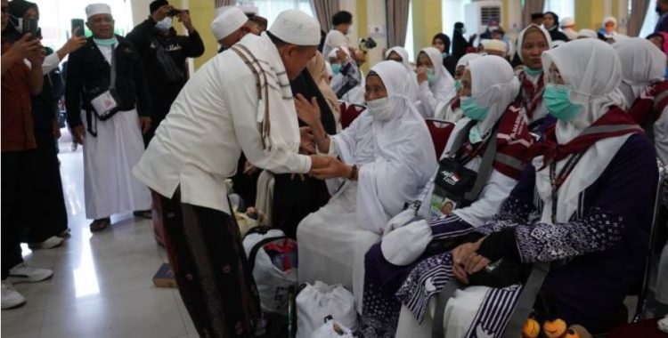 Sambut Kepulangan 428 Jamaah Haji, Gubernur Al Haris: Mohon Maaf Jika Pelayanan Masih Kurang