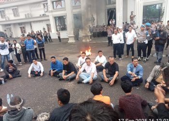 Dibawah Guyuran Hujan, Ketua DPRD Hafiz Fattah Terima Aspirasi Masyarakat