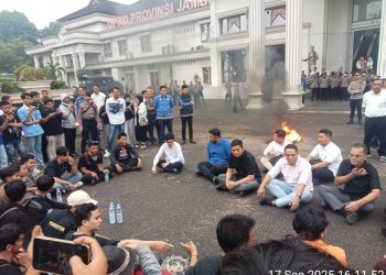 Ketua DPRD Provinsi Jambi Terima Aspirasi Massa Aksi Lewat Dialog Damai