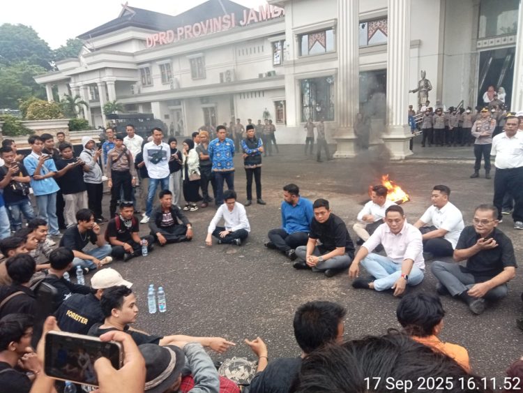 Ketua DPRD Provinsi Jambi Terima Aspirasi Massa Aksi Lewat Dialog Damai