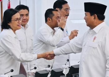Sri Mulyani bersalaman dengan Prabowo Subianto