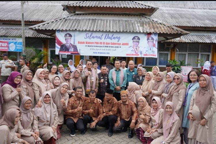 Gubernur Al Haris Dampingi Wamen PAN-RB Tinjau Pelaksanaan MBG di SMAN 10 Kota Jambi