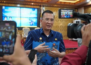 Kadis Kominfo Jambi Ariansyah Pukau Peserta Rakortek KIM 2025 dengan Presentasi Berbasis AI