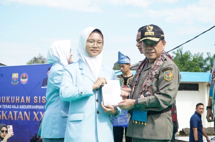 Gubernur Jambi Al Haris Kukuhkan 278 Siswa Baru SMAN Titian Teras Angkatan XXXII