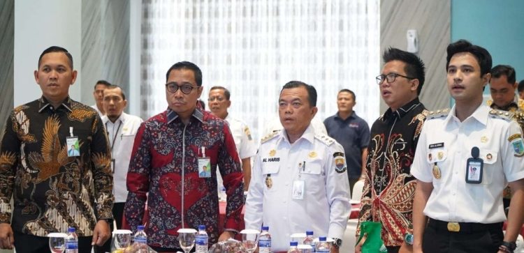 Gubernur Al Haris Serahkan Paritrana Award, Dorong Perlindungan Ketenagakerjaan yang Merata