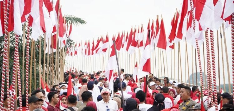 Sejarah Baru! Gubernur Al Haris Raih Rekor MURI Lewat Pengibaran Ribuan Merah Putih di Jembatan Gentala Arasy