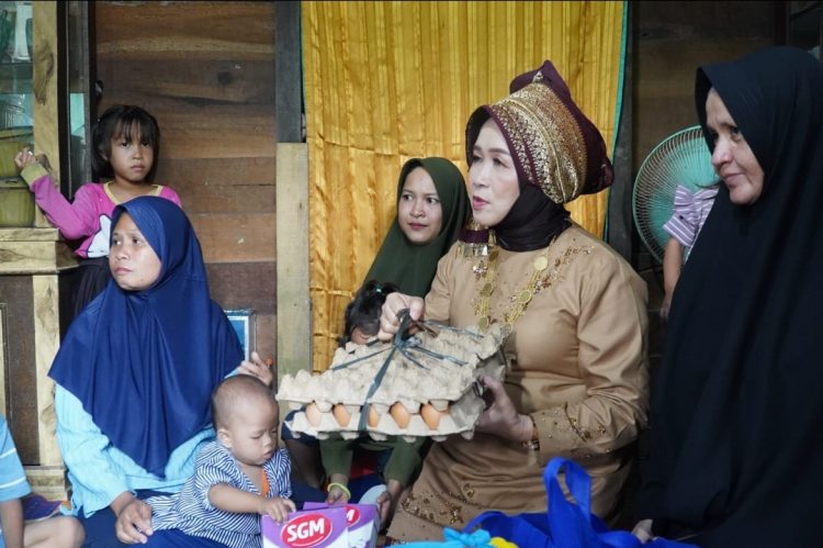 Hj. Hesti Haris Serahkan Bantuan Kursi Roda dan Pantau Penanganan Stunting di Muaro Jambi