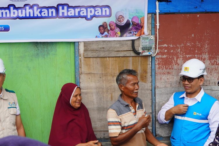 PLN Hadirkan Terang di Teluk Buo: Warga Pesisir Sumatera Barat Rasakan Harapan Baru Lewat Program “Berbagi Cahaya”