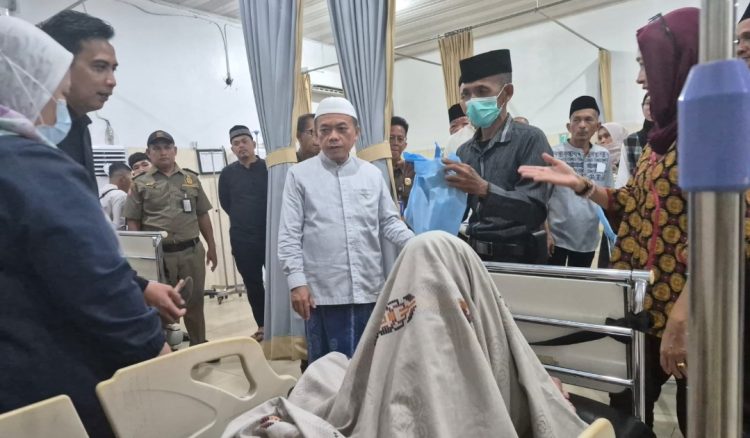 Gubernur Al Haris Kunjungi Pasien RSUD Raden Mattaher di Malam Takbiran, Beri Semangat dan Tali Asih