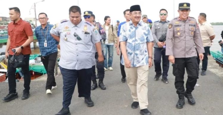 Bupati Anwar Sadat Tinjau Arus Balik Lebaran di Pelabuhan LLASDP Kuala Tungkal