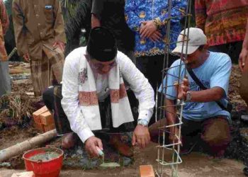 Bupati Anwar Sadat Letakkan Batu Pertama Perluasan Madrasah di Betara, Dorong Pendidikan Agama dan Kepedulian Sosial