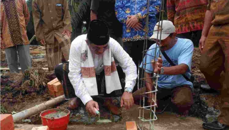 Bupati Anwar Sadat Letakkan Batu Pertama Perluasan Madrasah di Betara, Dorong Pendidikan Agama dan Kepedulian Sosial