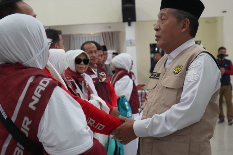 Wagub Sani Lepas 442 JCH Kloter BTH 22 Provinsi Jambi, Doakan Keselamatan dan Keberkahan Bagi Keluarga dan Daerah