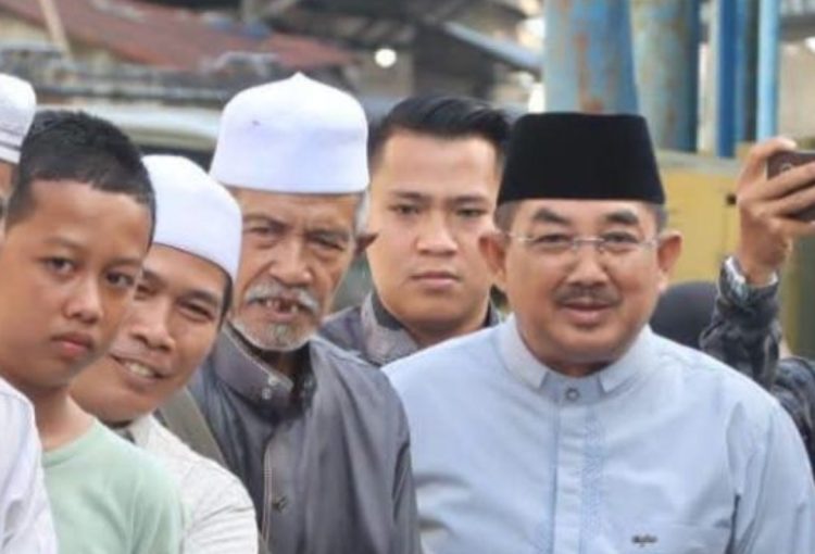 Bupati Anwar Sadat Serahkan Sapi Kurban Bantuan Presiden Prabowo untuk Masyarakat Tanjab Barat