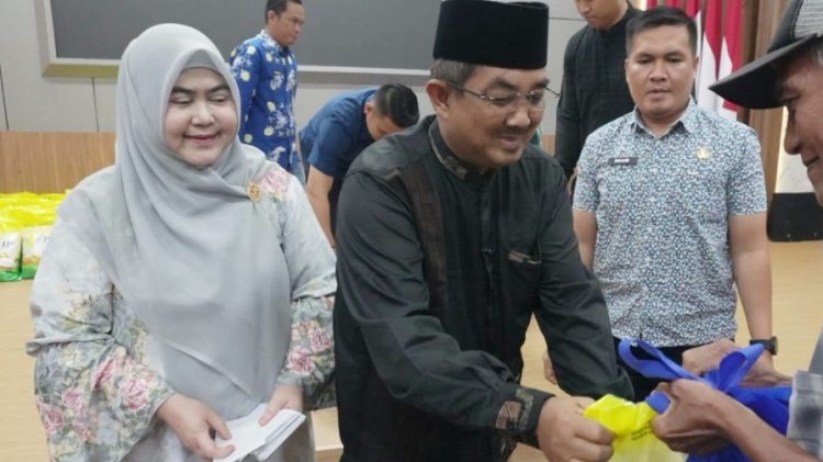 Bupati Anwar Sadat Salurkan Sembako untuk Lansia dan Duafa di Momentum 10 Muharram 1448 H