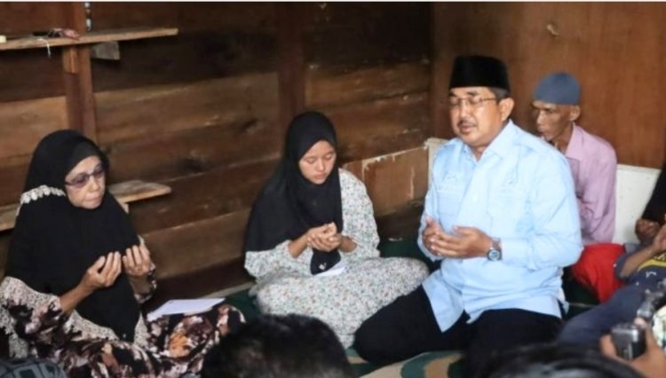 Bupati Anwar Sadat Kunjungi Keluarga Korban Jembatan Ambruk, Ajak Masyarakat Doakan Korban Segera Ditemukan