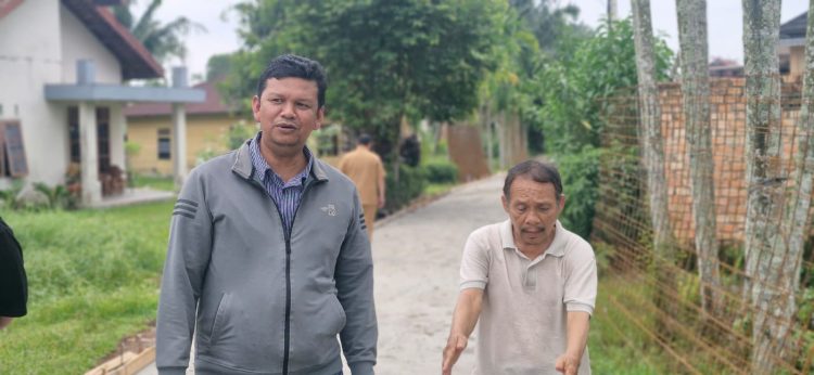 Wakil Ketua DPRD Kota Jambi H. Naim Bangun Jalan Puluhan Tahun Tak Tersentuh, Warga Ucapkan Terima Kasih